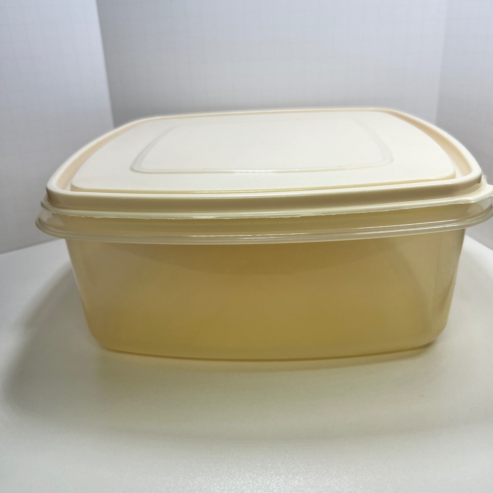 Vintage Rubbermaid Servin Saver Square Food Storage Container Almond 19 cup